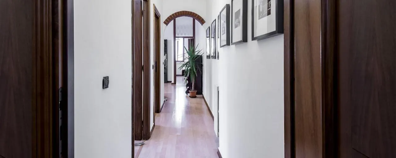 Happy & Beautiful Flat In Central Milánó